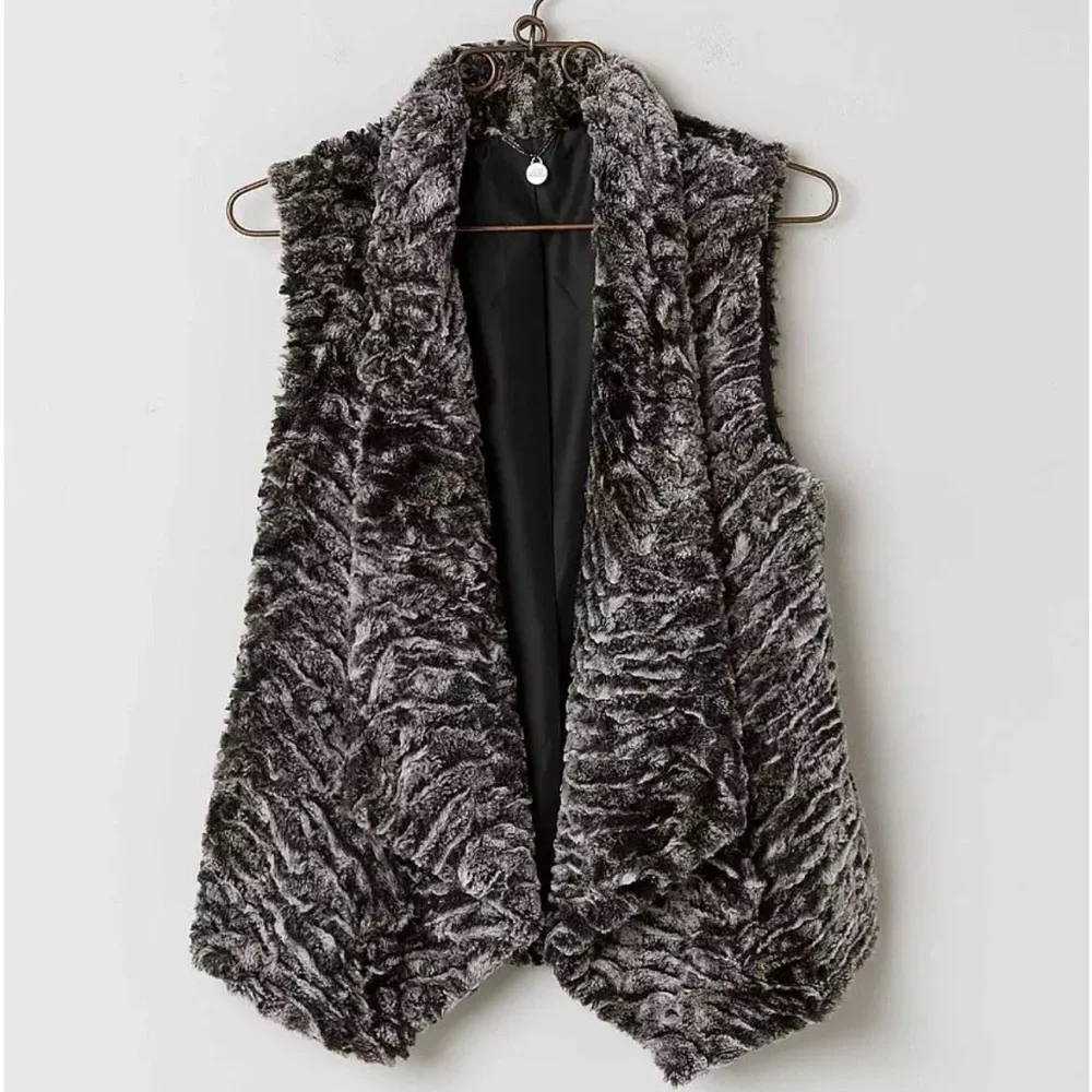 BKE Textured Faux Fur Vest in Black and Gray sz: xs